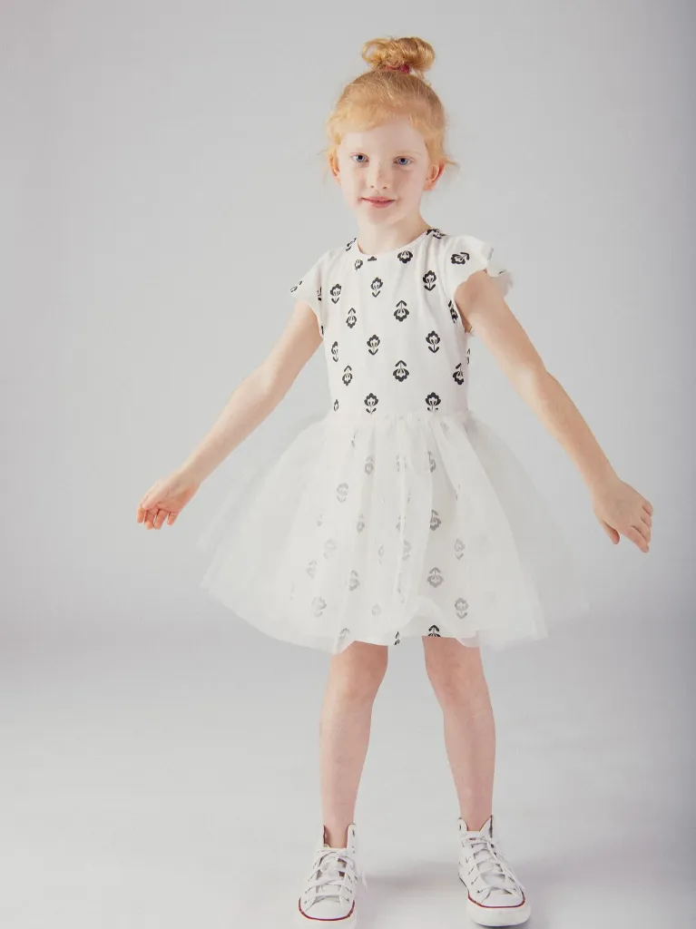 26_PE_TH4_NeutralFolk_Studio_1500x2000_Kid_3.webp
